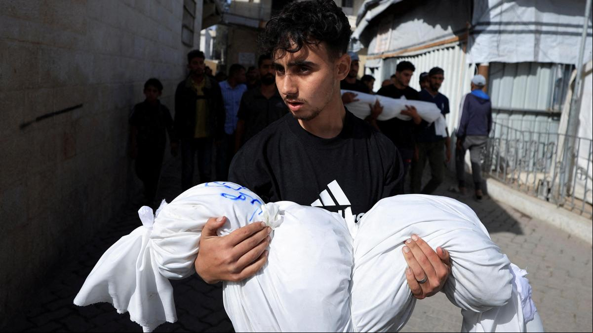 Un ataque de Israel contra una escuela de Gaza con desplazados deja más de 30 muertos Un ataque de Israel contra una escuela de Gaza con desplazados deja más de 30 muertos