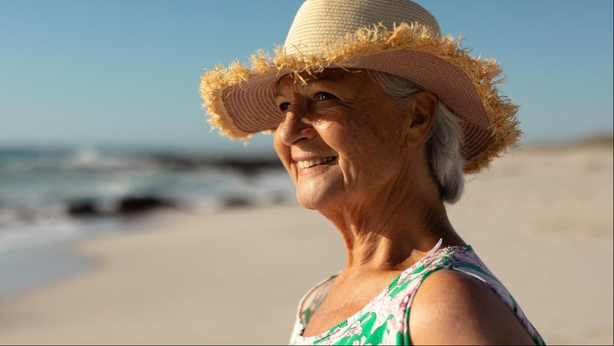“A los 70 años, la capacidad de la piel para sintetizar vitamina D puede ser hasta un 75 % menor que en la juventud”: en qué casos se recomienda tomar suplementos