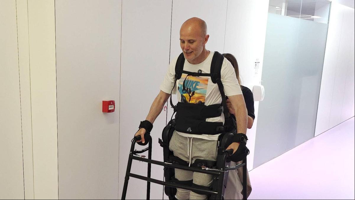 Raúl Sánchez, paciente que utiliza un exoesqueleto para moverse: “Te ayuda en el día a día y a estar a la altura de los demás, te hacer ser una persona”
