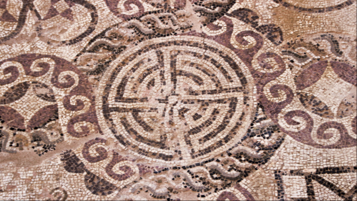 El mosaico de espiral con una cruz dentro
