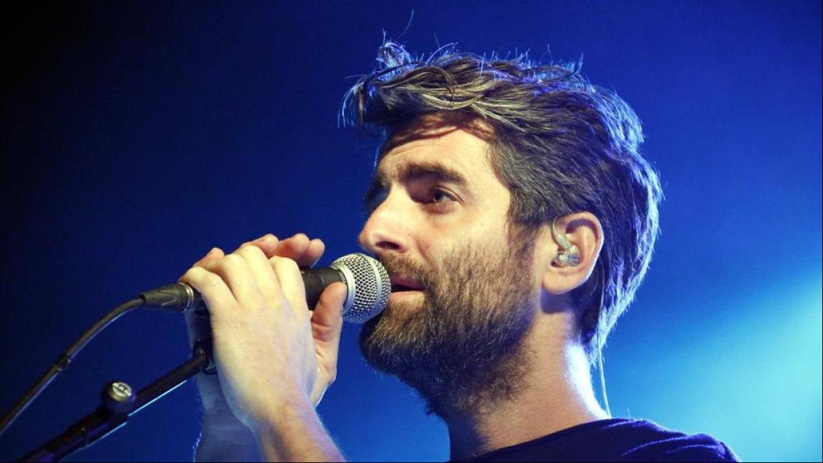 El tremendo batacazo de Joan Dausà tras saltar sobre el público en uno de sus conciertos