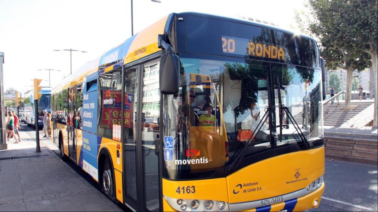 Once heridos leves en Lleida en un accidente de un autobús y un coche que se saltó un semáforo