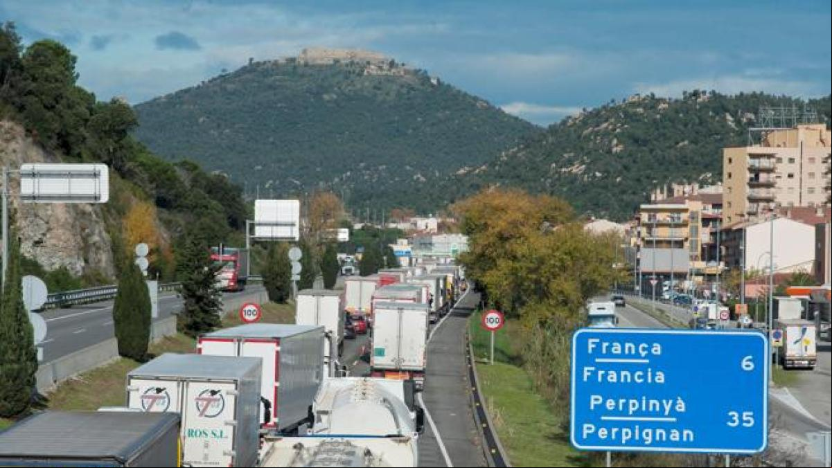 Trànsit prevé reabrir en breve la circulación en la AP-7 hasta la frontera con Francia