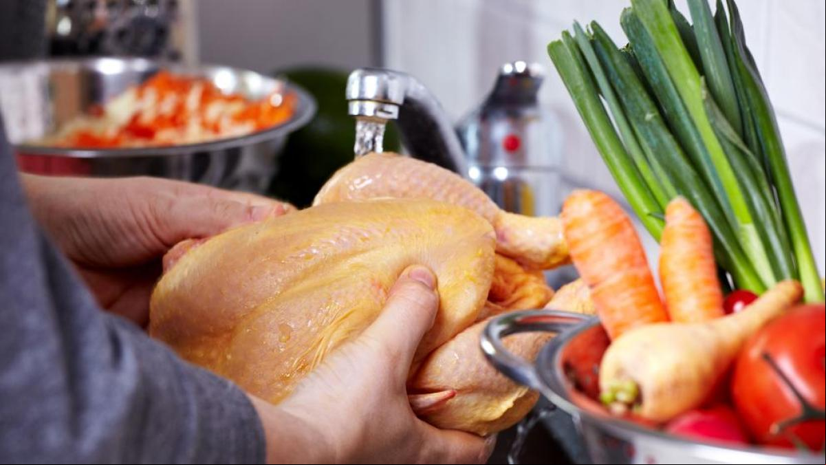 Enseña cómo lavar el pollo correctamente y se hace viral por la polémica de opiniones: “Evita esta práctica para prevenir enfermedades”