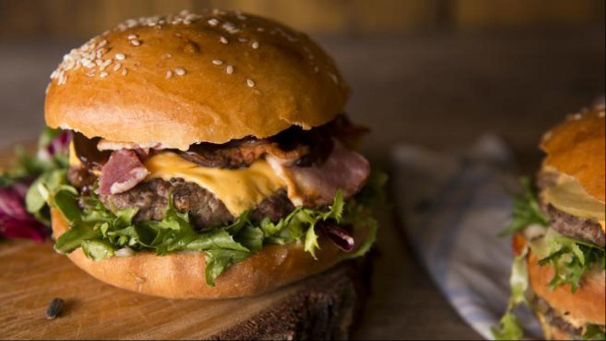 Veintitrés jóvenes sufren intoxicación alimentaria tras asistir al evento The Champions Burger en Pamplona