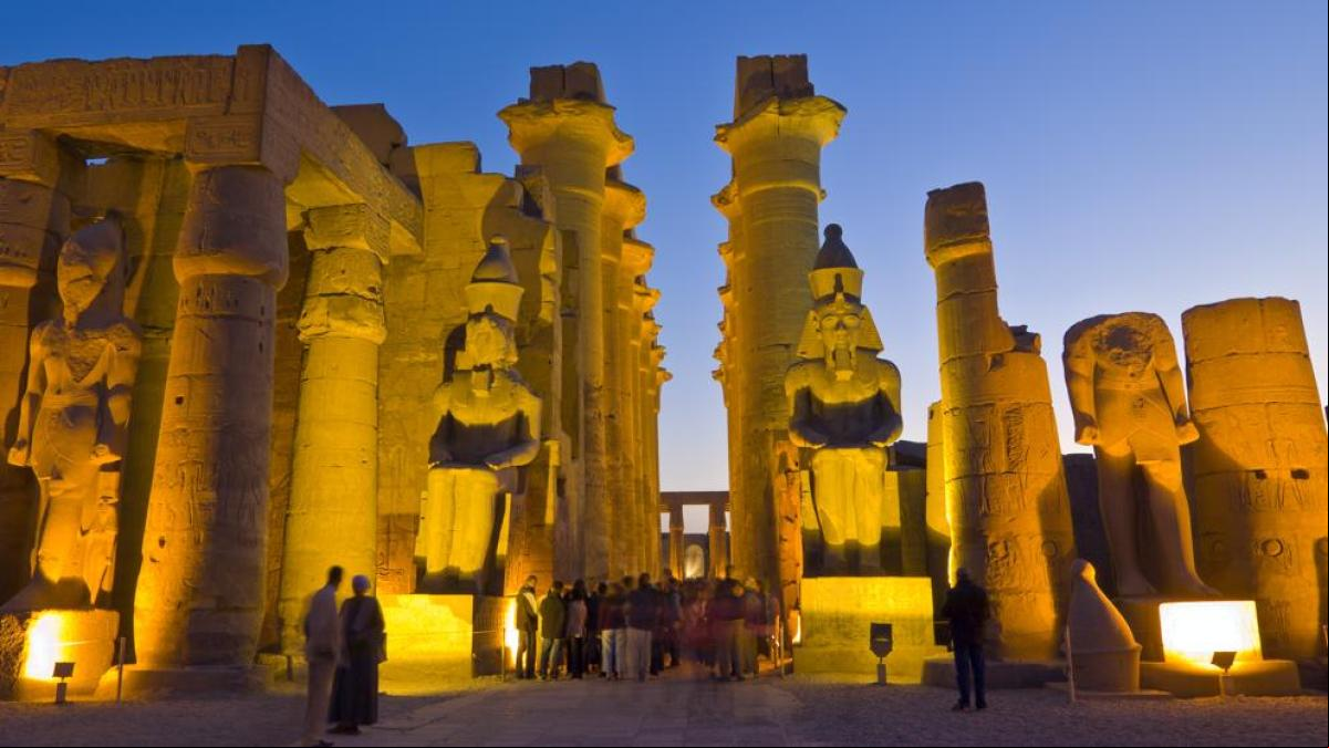 Egipto investiga el vídeo de unas turistas pintando las paredes del Templo de Luxor