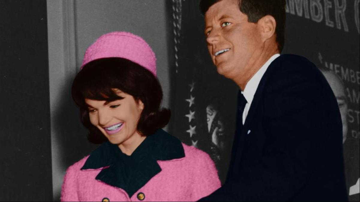 ¿Qué pasó con el famoso traje rosa que Jackie Kennedy llevaba cuando asesinaron a JFK?