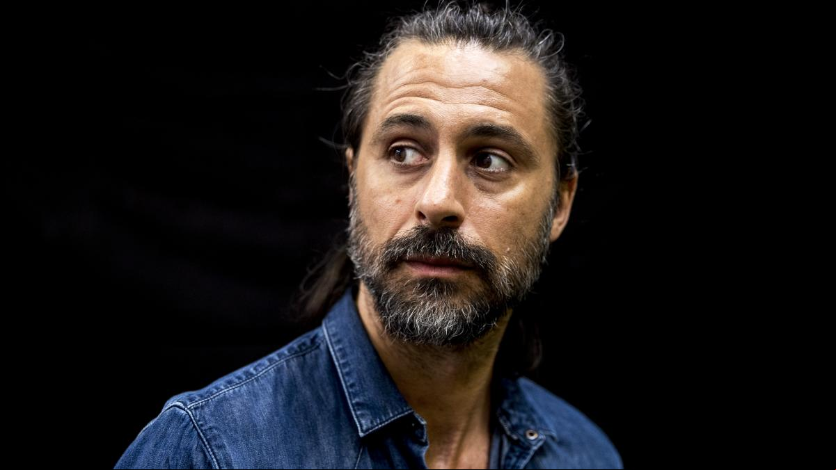 Hugo Silva denuncia la agresión de un anciano a su compañera de rodaje en pleno centro de Madrid: Le ha dado un bastonazo
