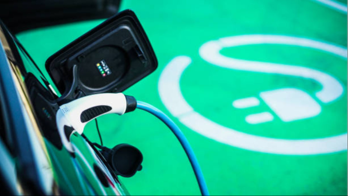 ¿Qué pasa con los coches eléctricos? Un nuevo estudio revela por qué dejan de interesar frente a los de combustión