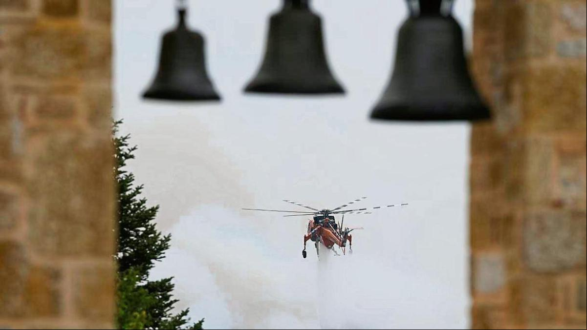 Éxodo de habitantes del norte de Atenas ante el avance de los incendios