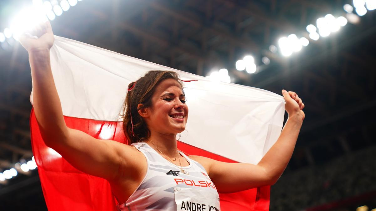 Una atleta subasta su medalla en Tokio 2020 para ayudar a un niño con problemas de corazón