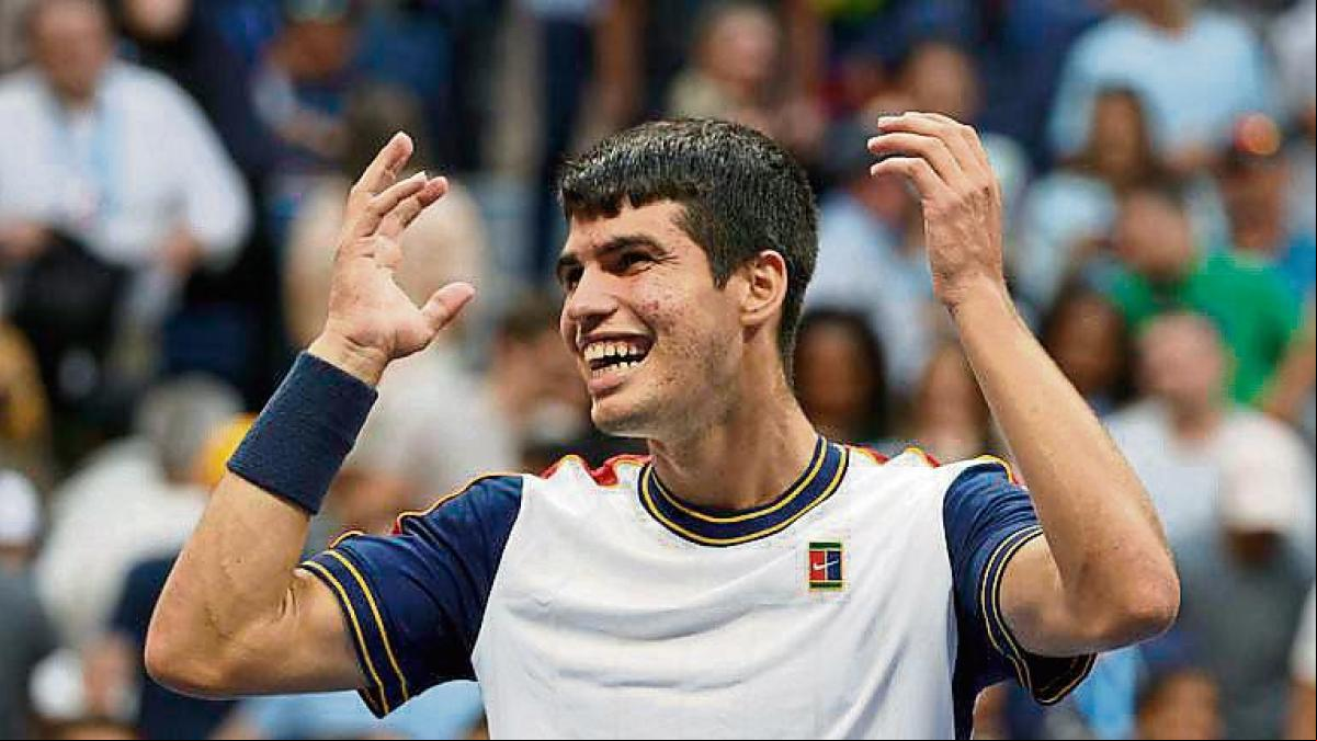 Alcaraz derrota a Tsitsipas y pasa a octavos