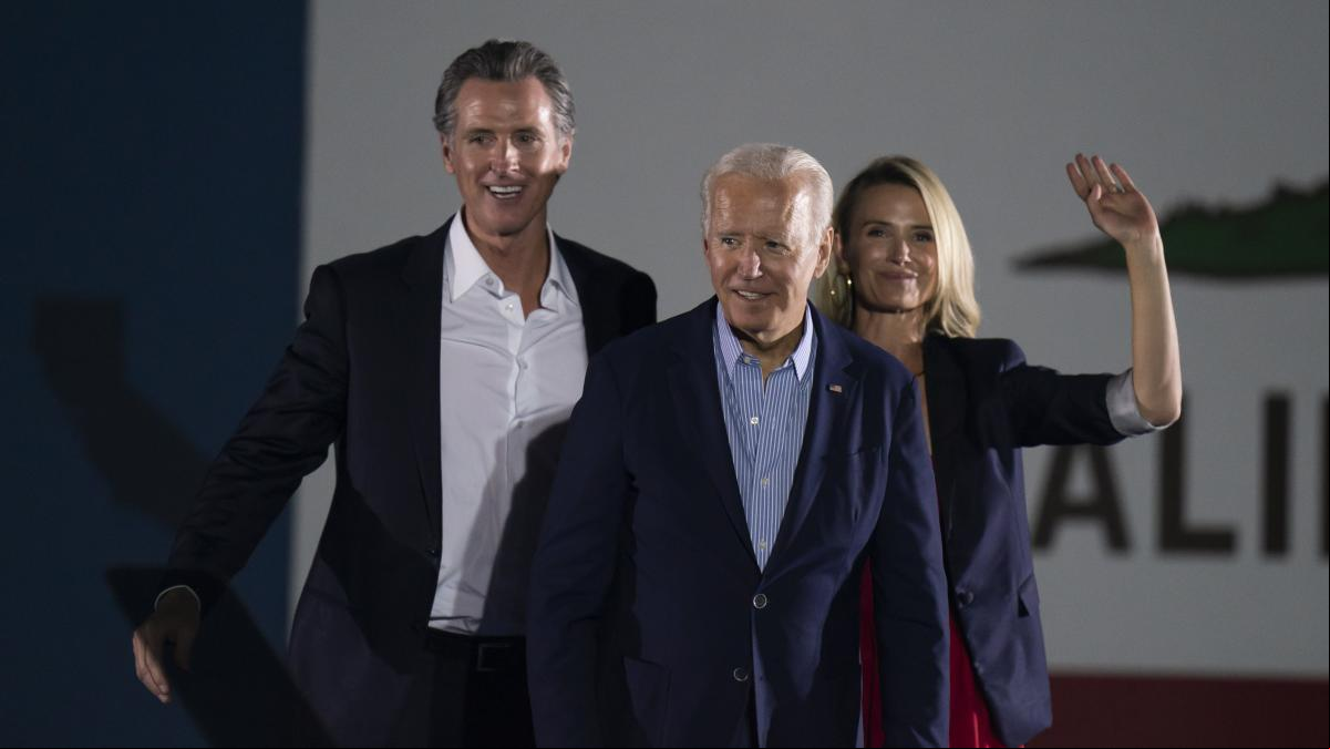 El gobernador de California supera la revocatoria y da un respiro a Biden