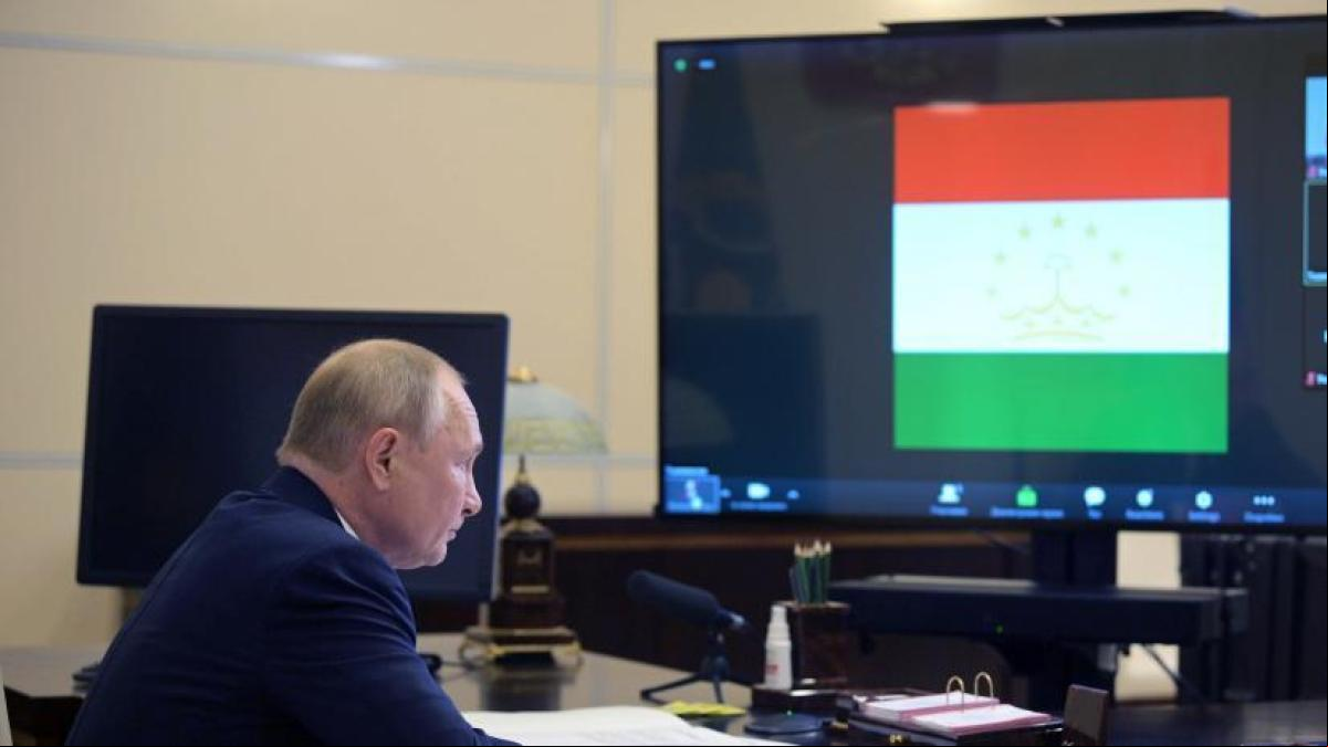 Putin dice que varias decenas de personas de su entorno tienen covid