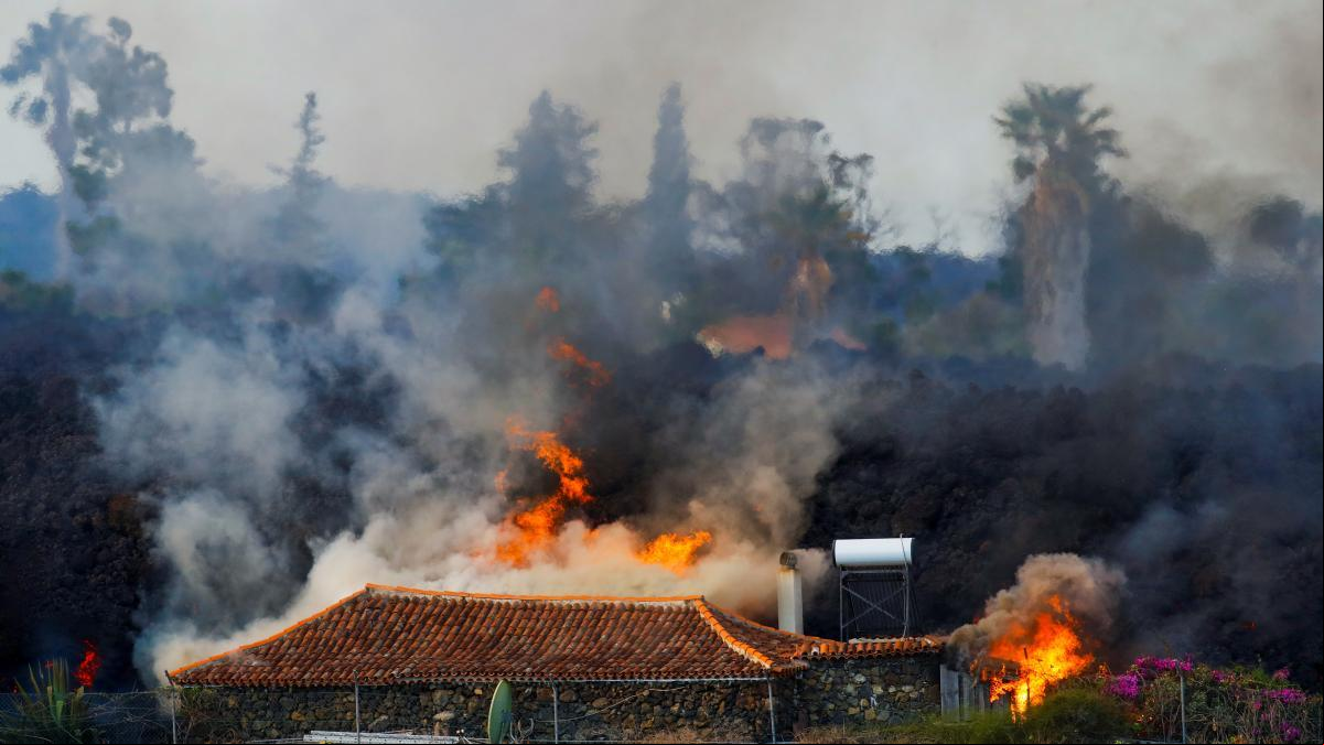 Ocho coladas de lava arrasan casas e infraestructuras en La Palma