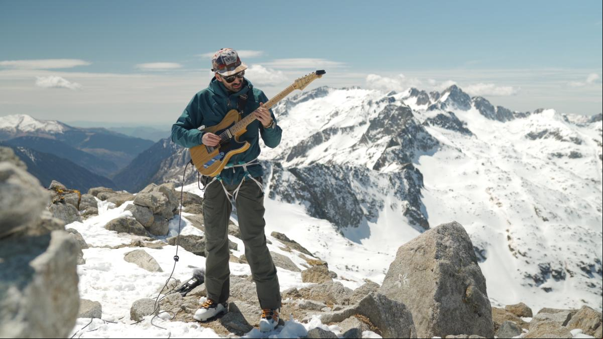 Esquiar con guitarra eléctrica y tocar a 3.000 metros de altura en los Pirineos