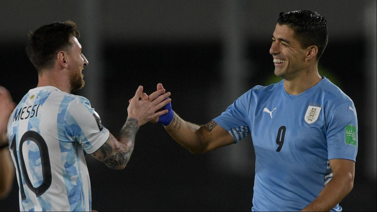 Messi le gana el duelo a Luis Suárez