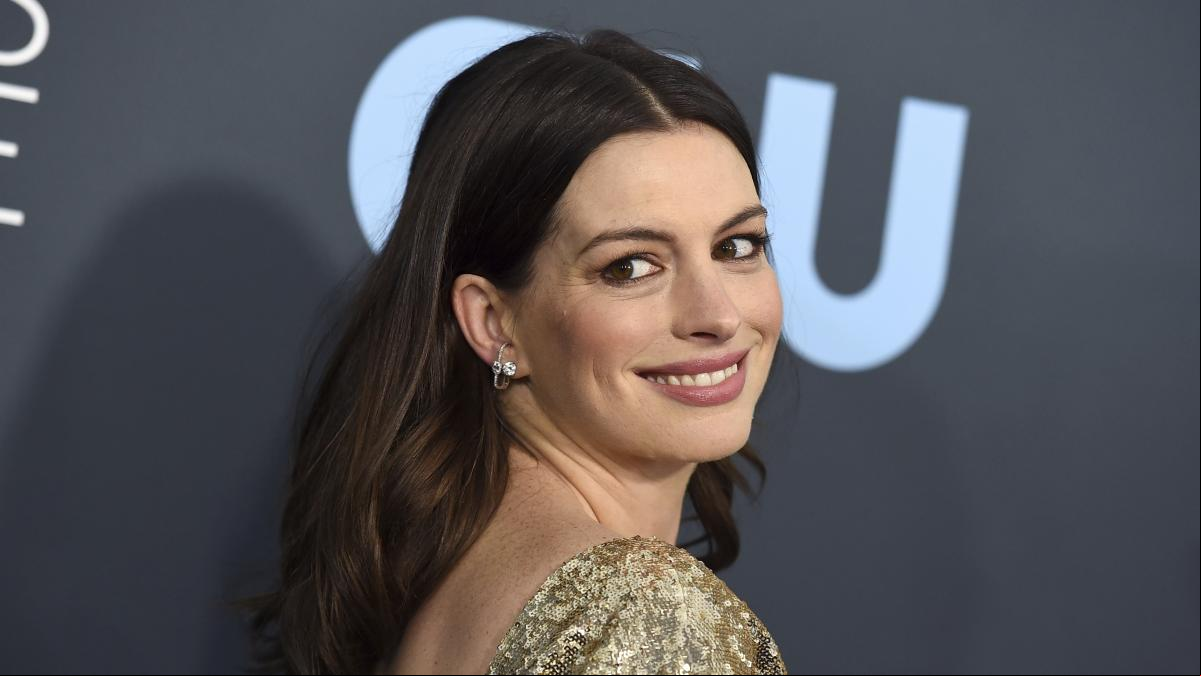 Anne Hathaway sorprende con un radical cambio de look