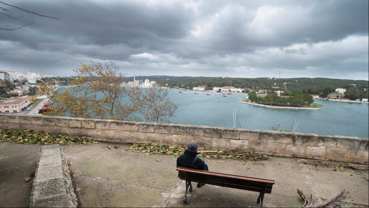 Olas de doce metros dejan Menorca incomunicada por mar y con escasez de productos frescos