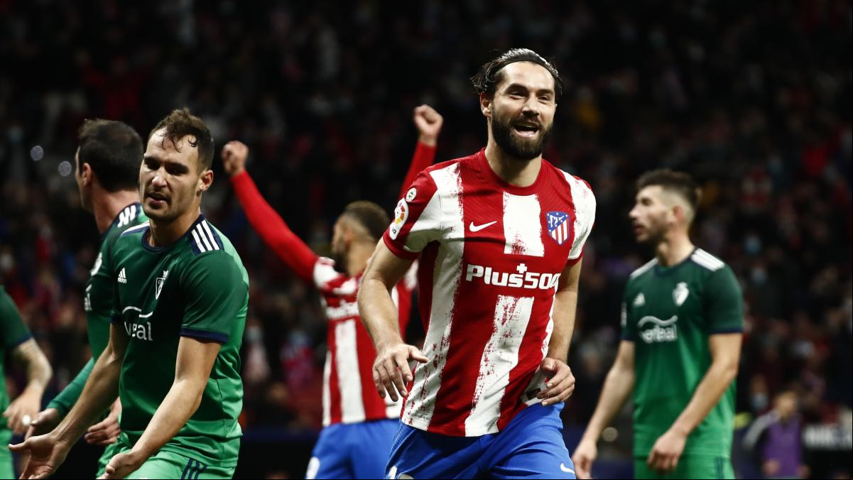 El Atlético sufre y gana a balón parado