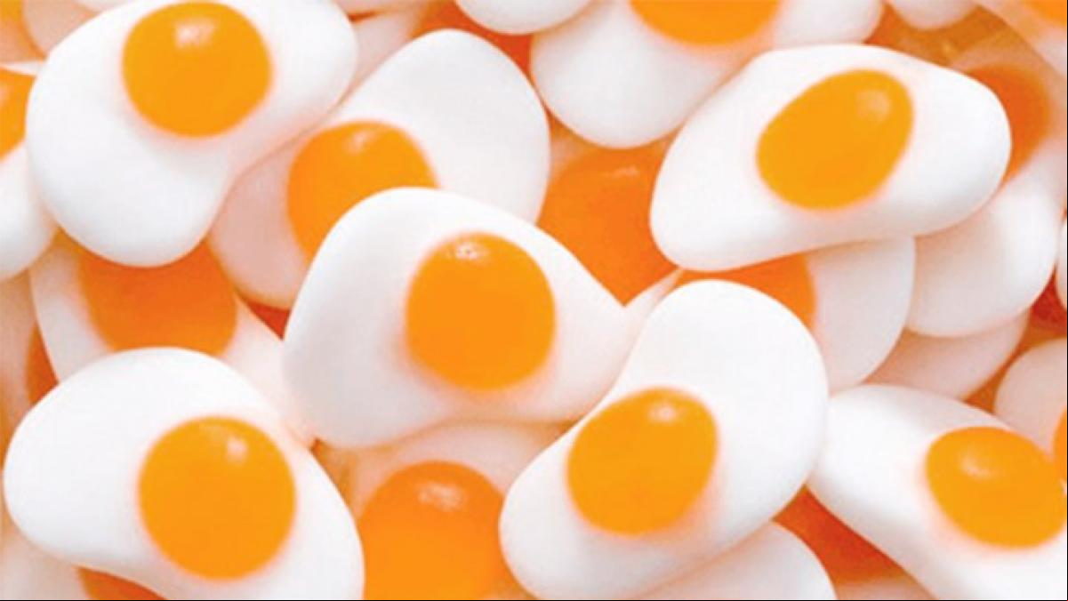 Abel Caballero recibe 5.000 huevos de golosina por poner el alumbrado a pesar del precio de la luz