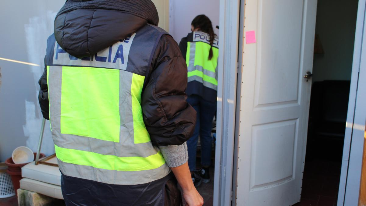 Desarticulan una red de proxenetas que explotaba sexualmente a mujeres en pisos en Valencia