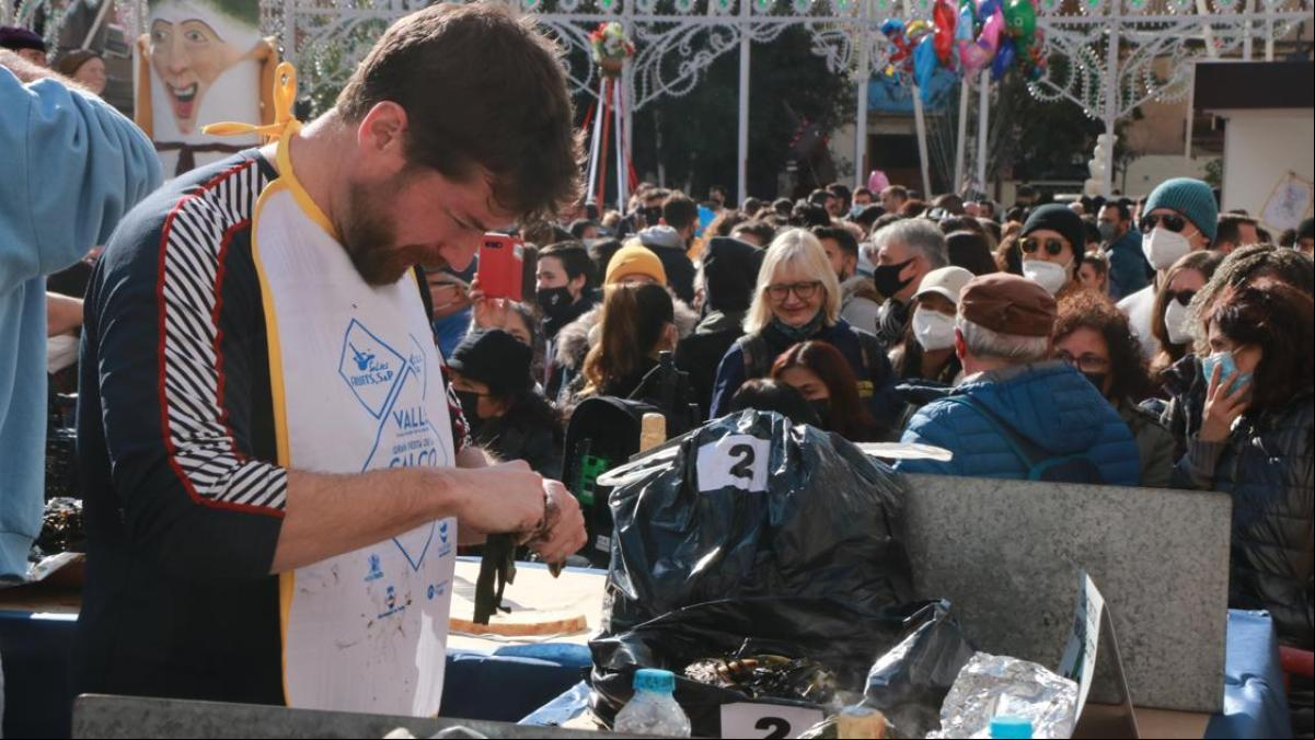 Un tarraconense se come 192 calçots en 45 minutos y gana el concurso de Valls