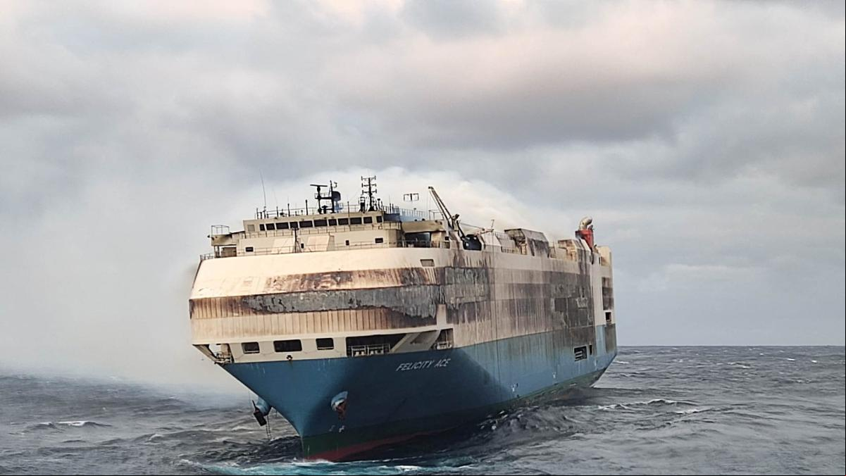 Así tratan de sofocar el incendio del barco lleno de coches de lujo en el Atlántico