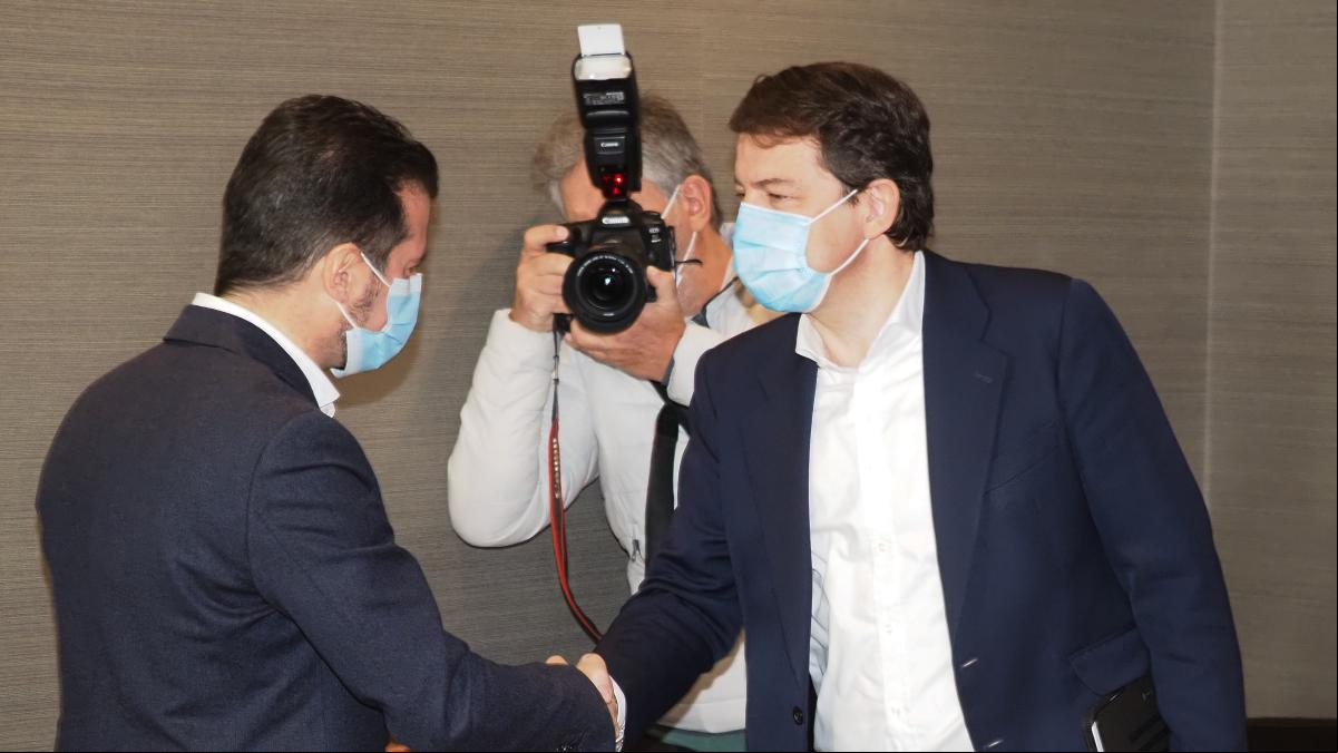 El PSOE ve dinamitada la posibilidad de una abstención a Mañueco por no querer aislar a Vox