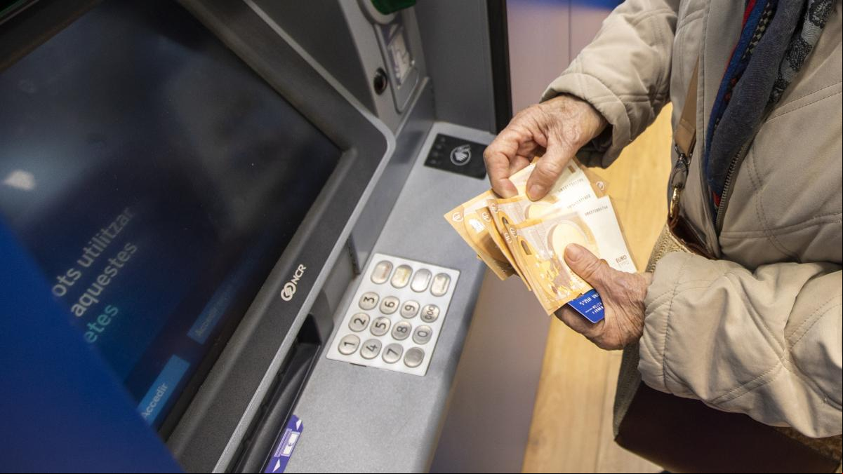 Barcelona activa un teléfono para las personas afectadas por la reducción de los cajeros automáticos
