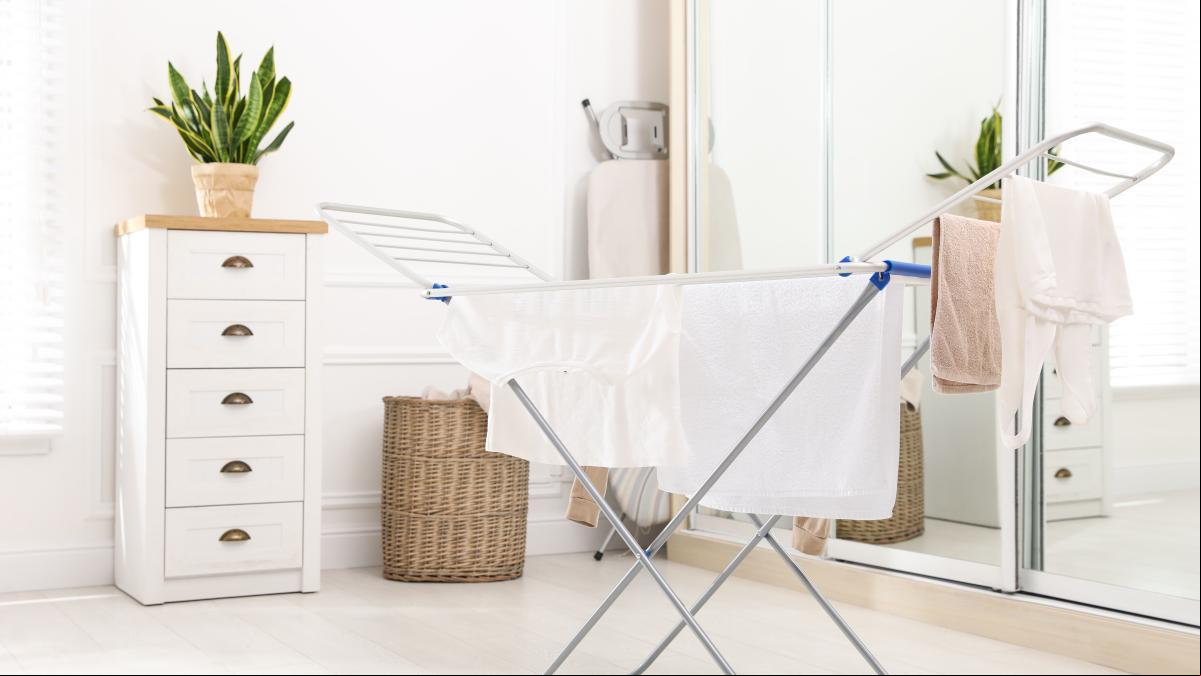 Cómo tender la ropa en casa de forma adecuada