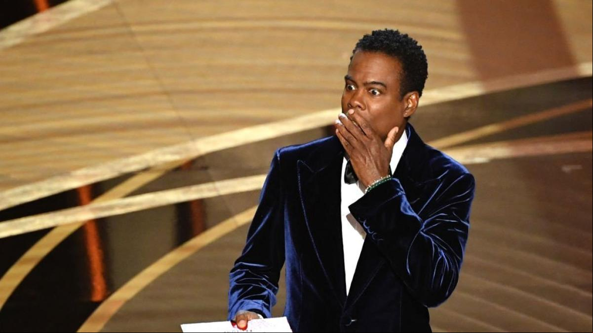 Chris Rock bromea en el escenario sobre el juicio entre Johnny Depp y Amber Heard