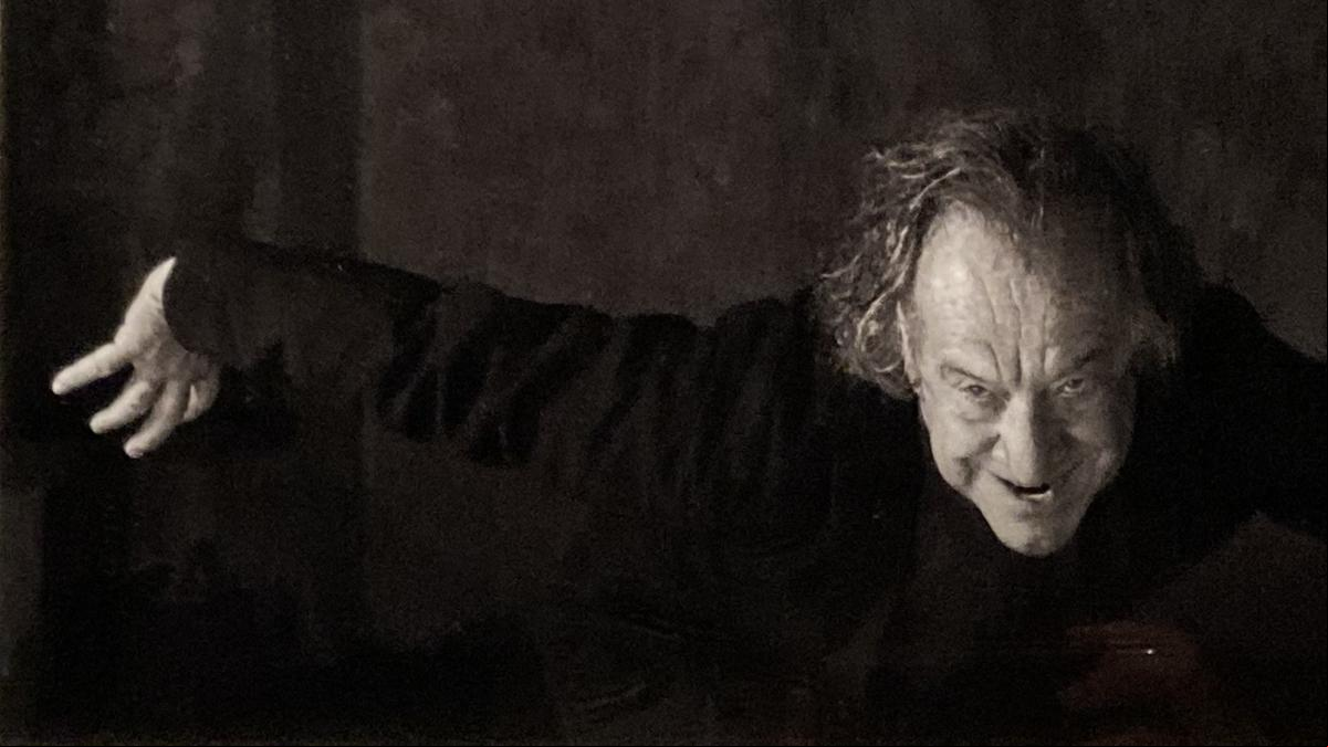Máscaras, silencios y aplausos: así es el arte que se ha inspirado en las bambalinas del teatro