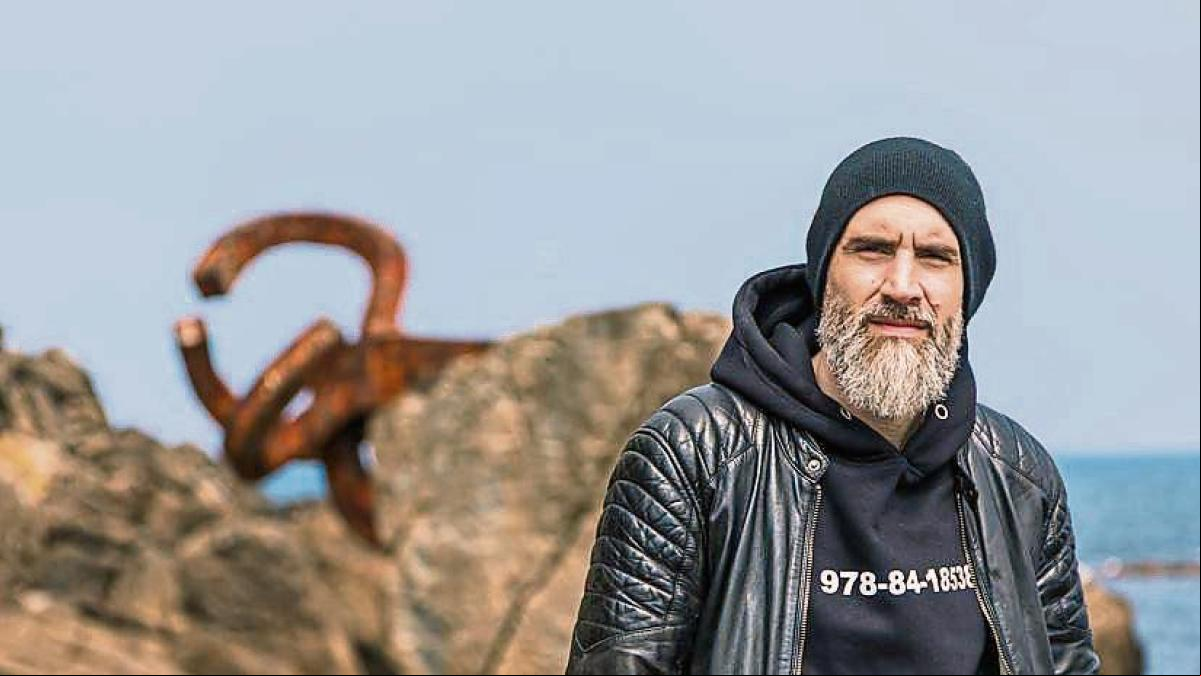 Un cadáver en medio de Chillida