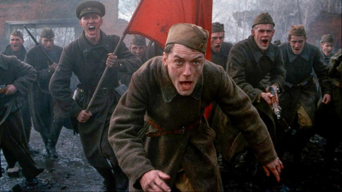 Enemigo a las puertas, el clásico que convierte a Jude Law en el héroe soviético Vassili Záitsev