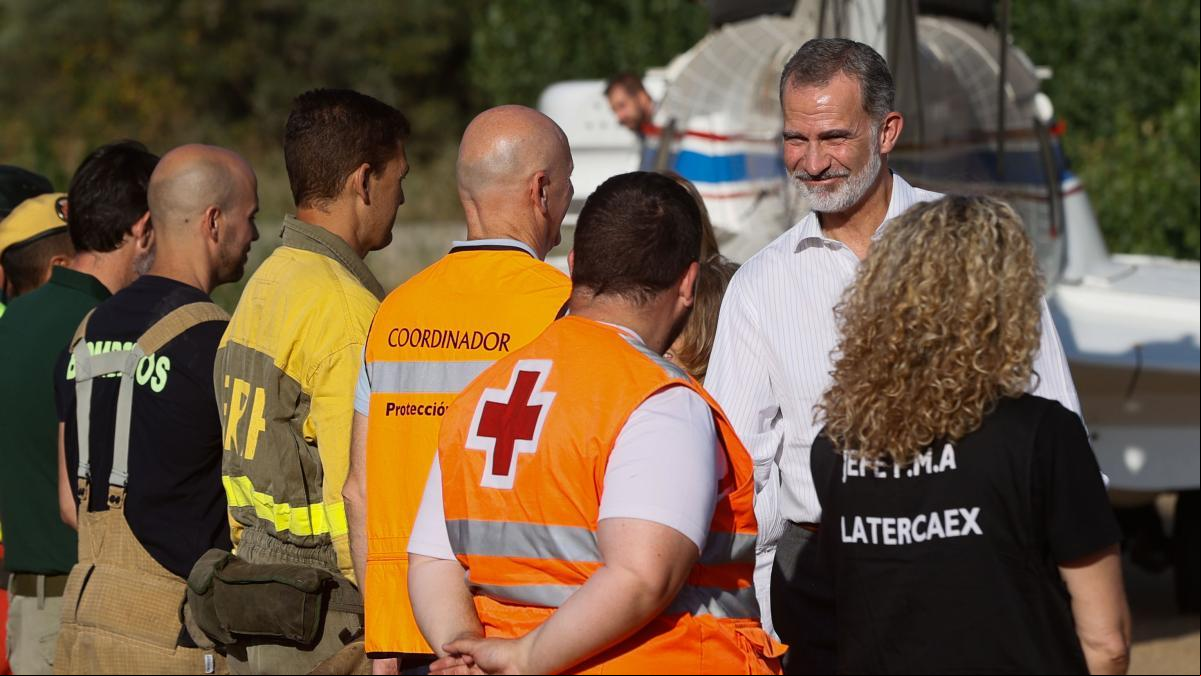 Felipe VI apoya las tareas de emergencia en Las Hurdes y se solidariza con los afectados