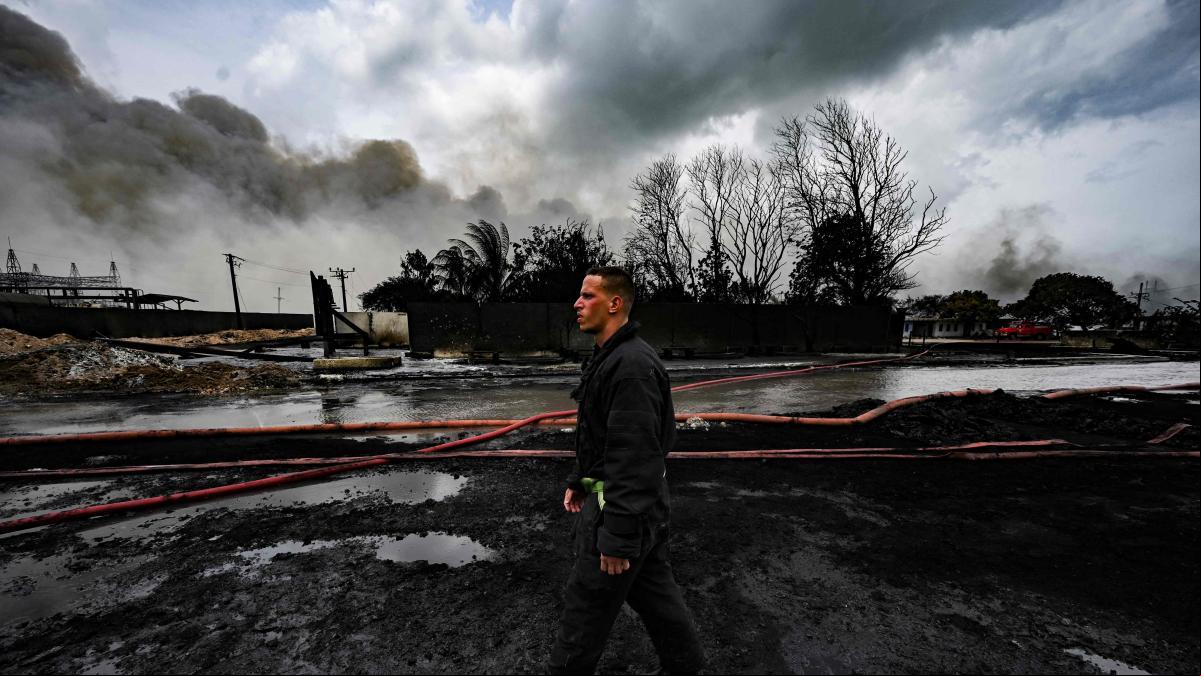 El gran incendio industrial en Cuba comienza a ceder tras cuatro días