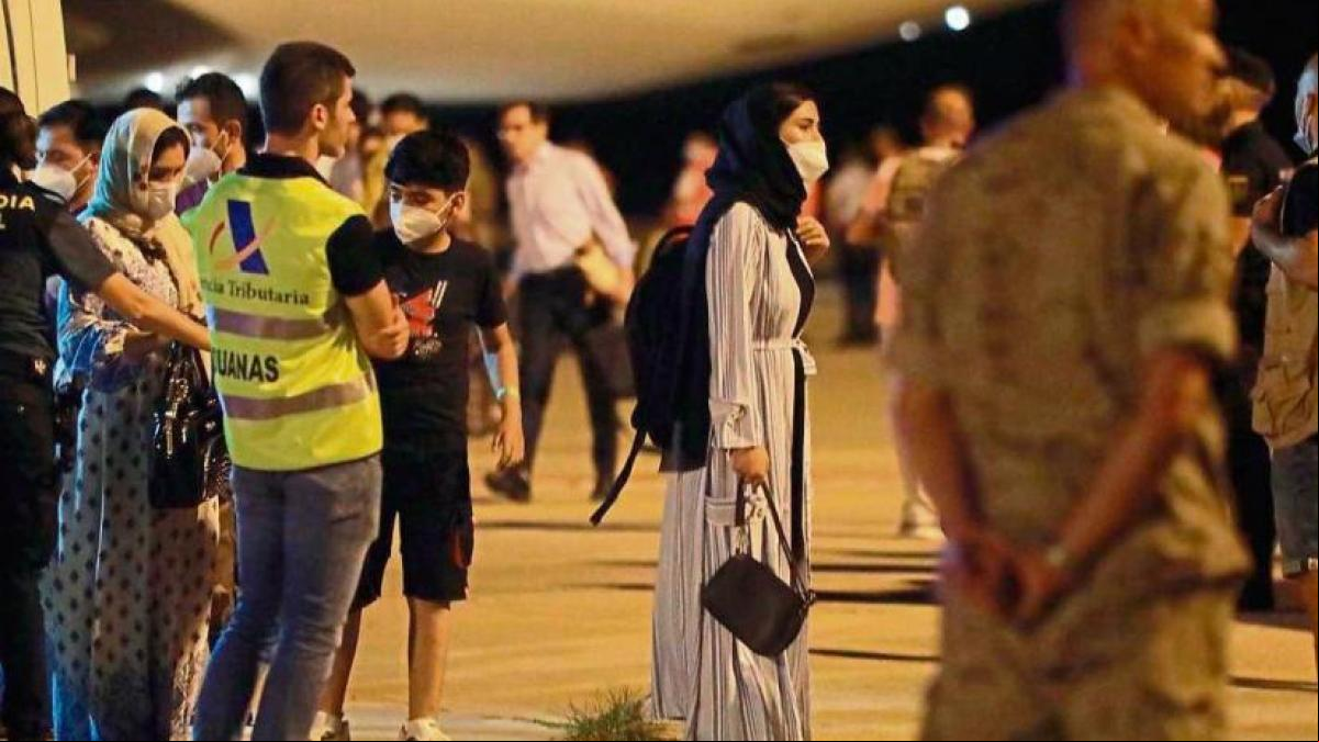 Llegan a Madrid 294 refugiados afganos en el aniversario de la toma talibán de Kabul