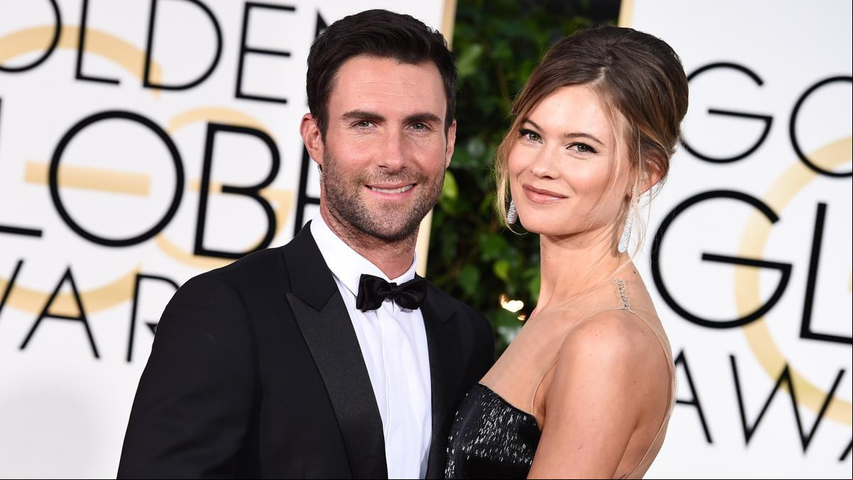 Adam Levine es acusado de infidelidad tras el anuncio del tercer embarazo de su mujer