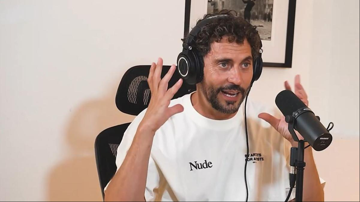 Los creadores de Élite responden a Paco León: Nos miraba como si tuviéramos chinches