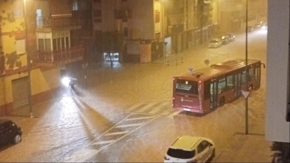 Viales inundados, clases suspendidas y cortes de carreteras por las lluvias en Comunitat Valenciana