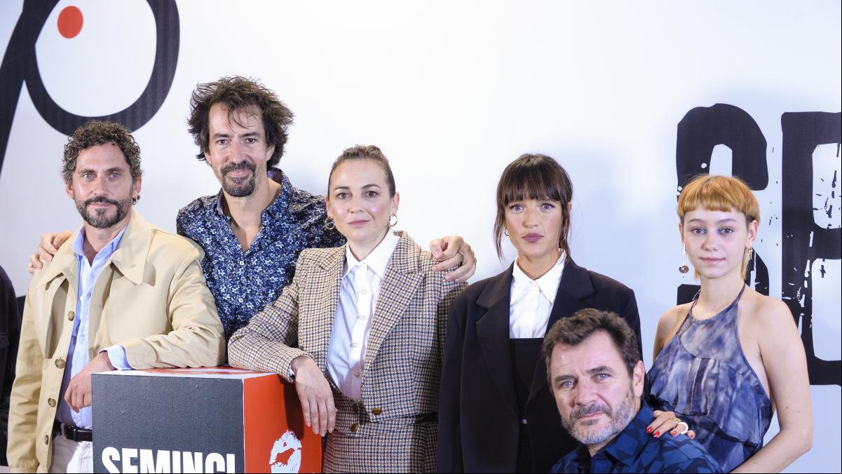 Paco León se mete en el armario para espiar a Leonor Watling