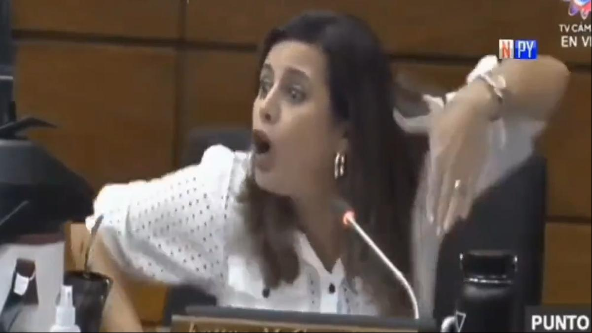 Una diputada de Paraguay critica a la oposición cantando y bailando Te felicito de Shakira