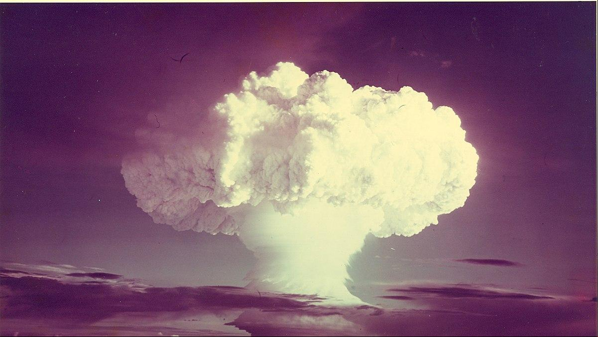 Estados Unidos detona su primera bomba atómica