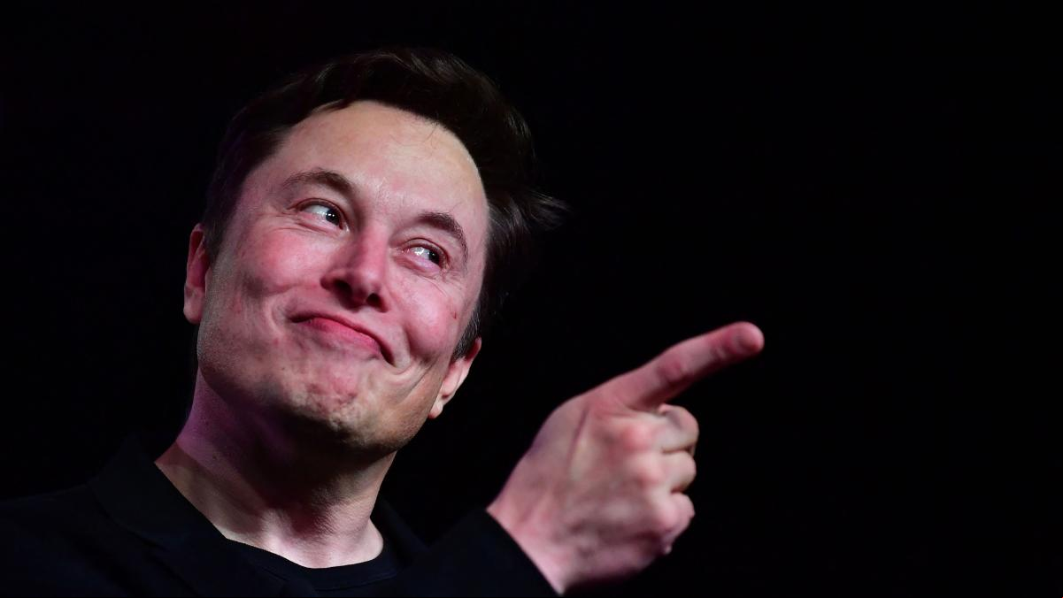 Elon Musk arremete ahora contra Apple por retirar la publicidad de Twitter