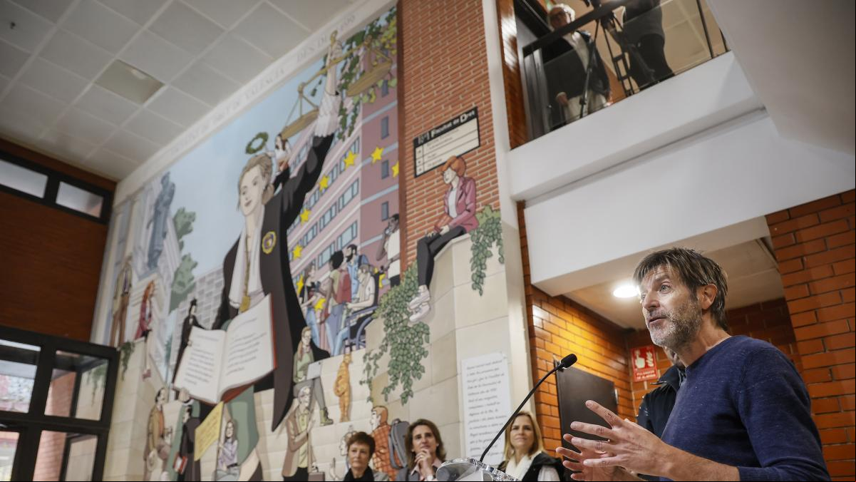 Paco Roca y Martín Forés humanizan la Justicia con un gran mural en la Facultad de Derecho