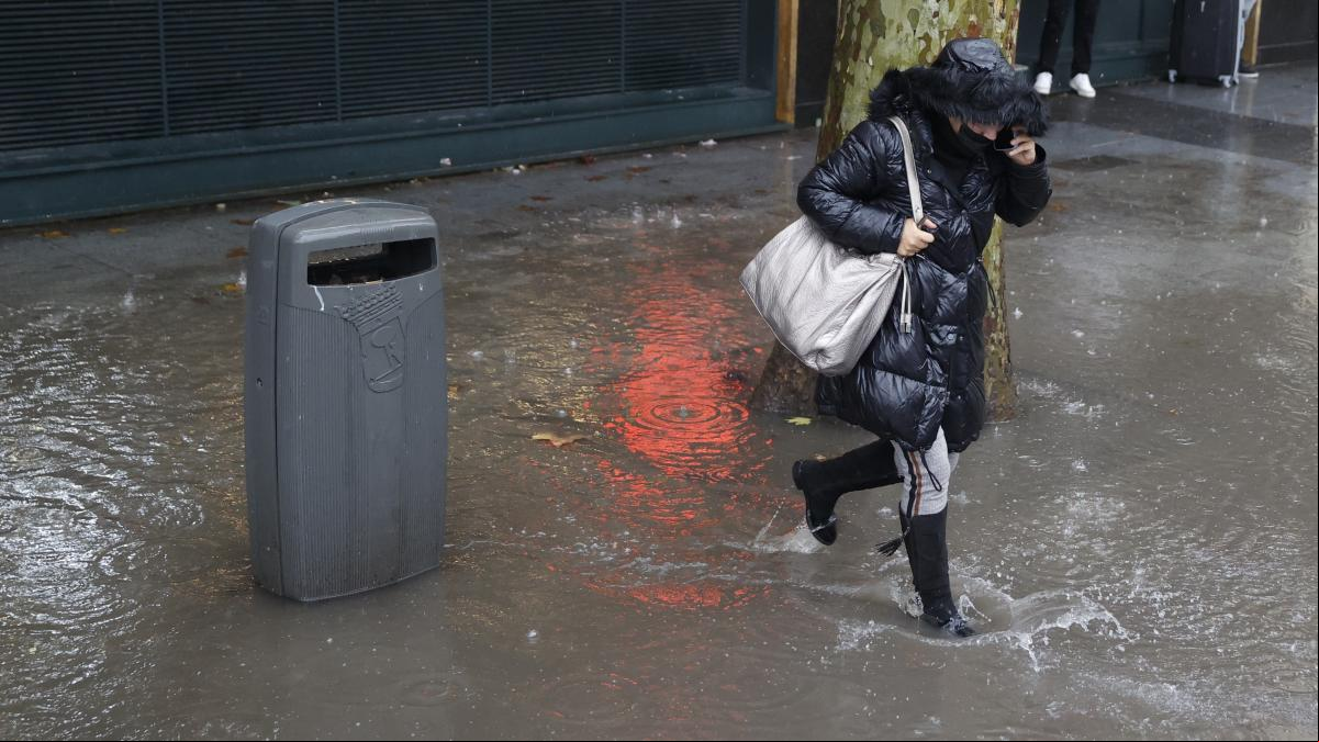 La lluvia provoca más de 400 incidentes y atascos interminables en los transportes en Madrid