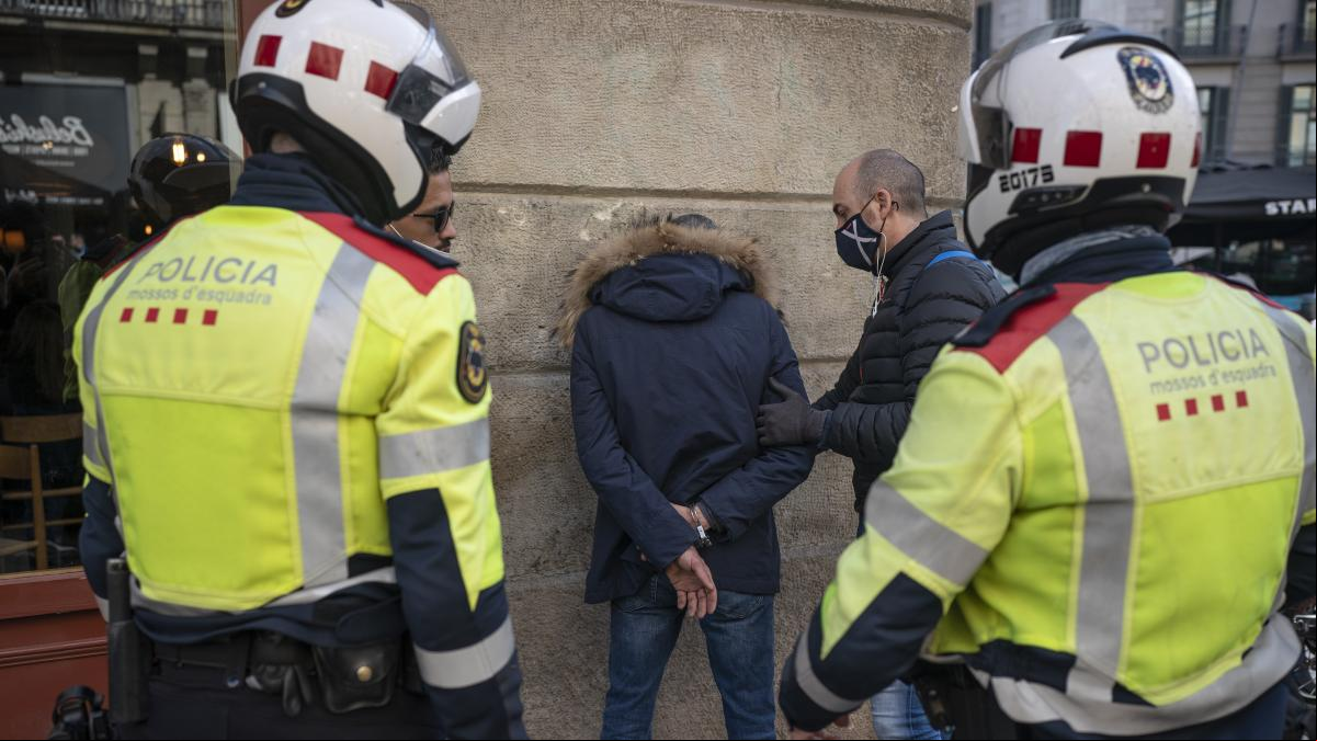 Dos detenidos en Oliana y Solsona por 17 estafas con el método ‘smishing’