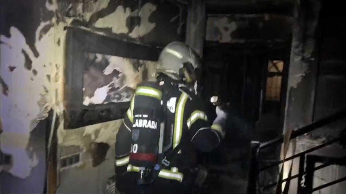 Tres heridos leves por el incendio de un chalet en Fuenlabrada