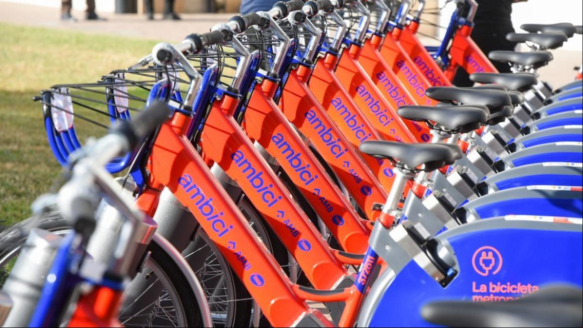 AMBici empieza a rodar: el bicing metropolitano conecta ya seis municipios con 600 bicis